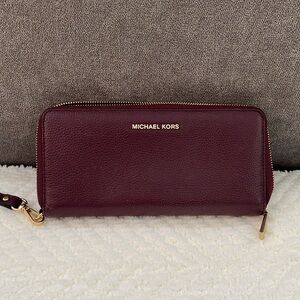 Michael Kors Leather Wallet / Wristlet